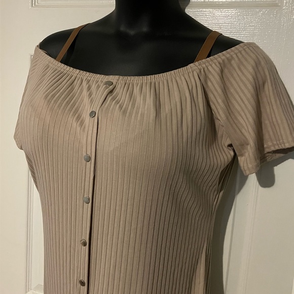 NWT Off The Shoulder Dress. - Picture 5 of 5
